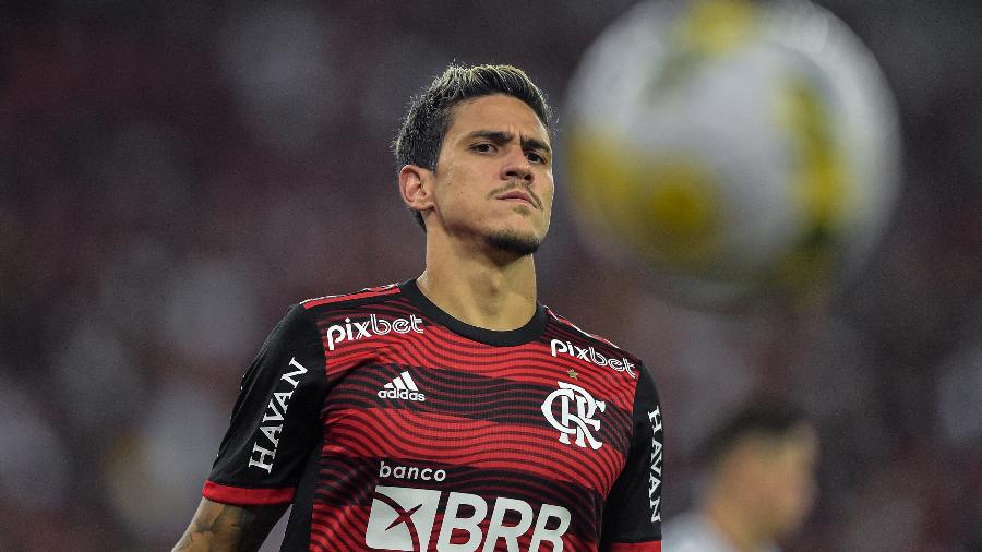 Pedro em ação com a camisa do Flamengo no jogo contra o Athletico, válido pela Copa do Brasil - Thiago Ribeiro/AGIF