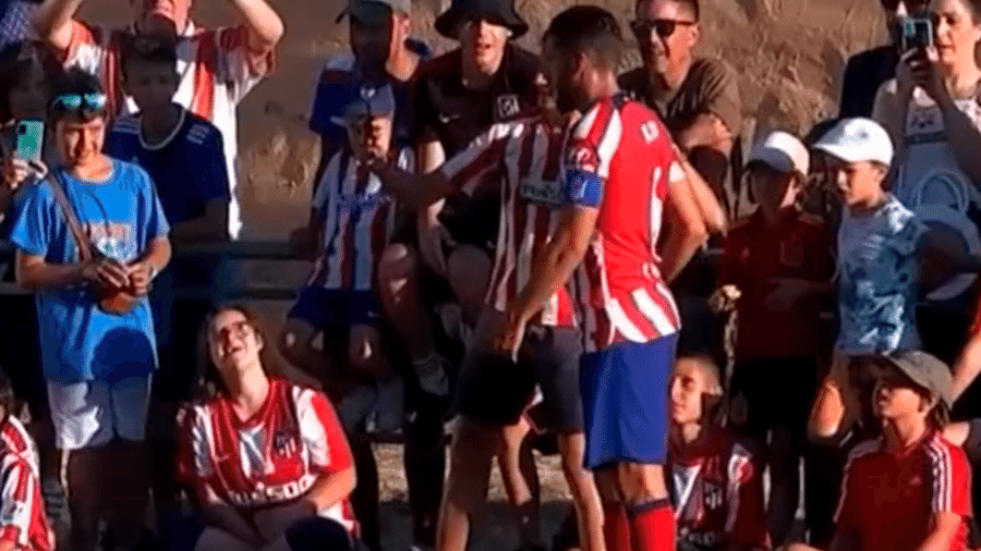 Koke, do Atlético de Madri, sendo tietado por um jovem torcedor durante o amistoso contra o Numancia - Reprodução/Twitter