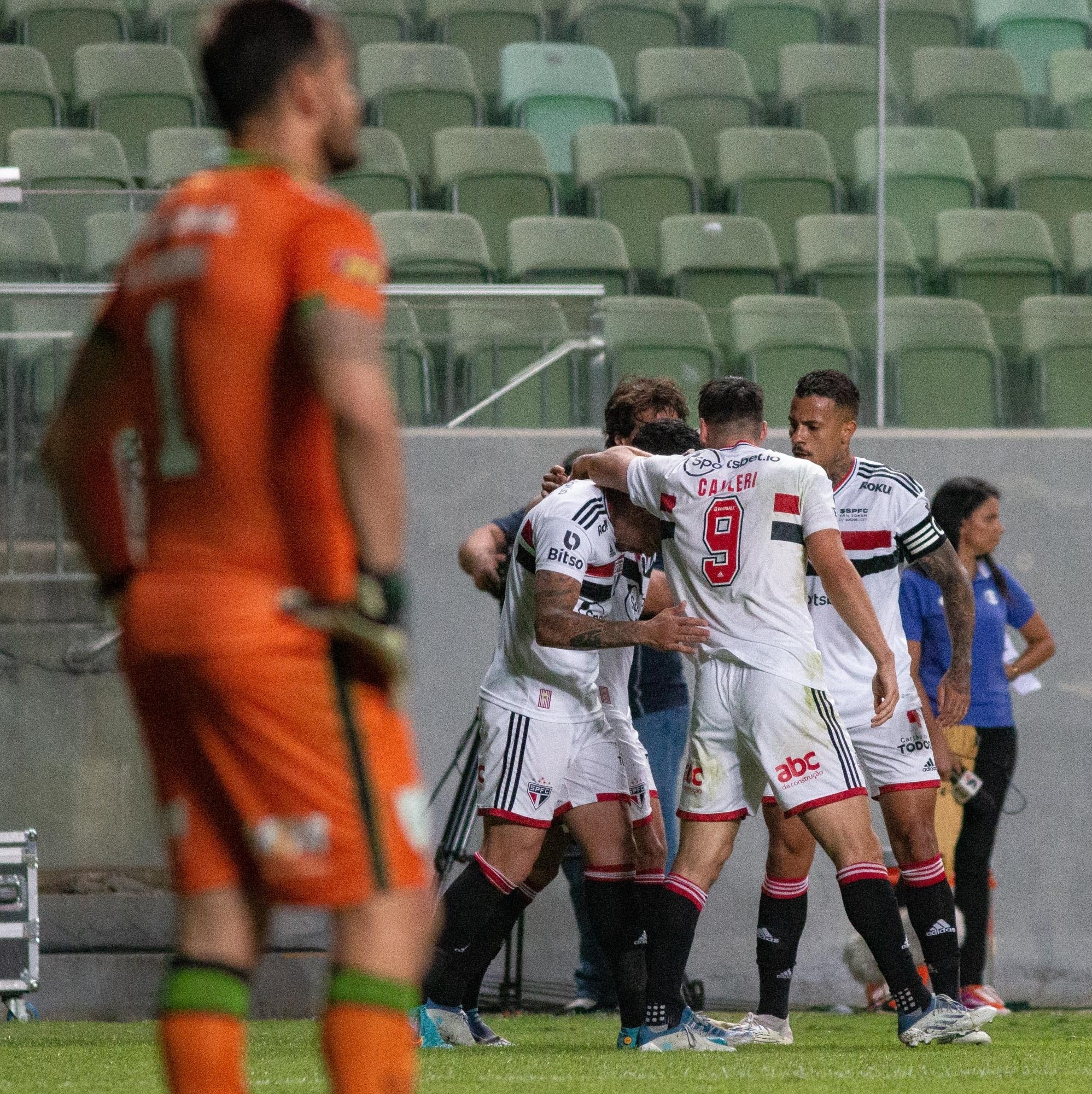 SÃO PAULO, SP - 27/09/2014: Futebol de Várzea - Jogo de várzea entre GE  Unidos do Panamericano e o 96, no campo da comunidade da Xurupita, na zona  oeste de São Paulo. (