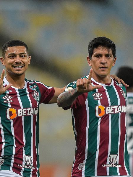 Cano, do Fluminense, comemora seu gol com Andre durante partida contra o Fortaleza no Brasileirão - Thiago Ribeiro/AGIF