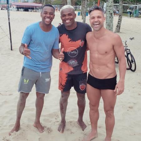 Alex Bita, dono de uma barraca na praia de Santos, postou foto com Diego e Robinho - Reprodução/Instagram