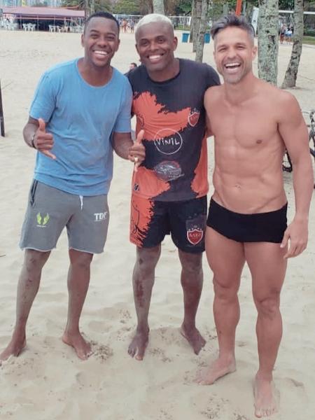Alex Bita, dono de uma barraca na praia de Santos, postou foto com Diego e Robinho - Reprodução/Instagram