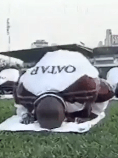 Jogadores da seleção do Qatar rezam em campo após derrota para o Palmeiras em amistoso de 1998 - Reprodução/TV Globo
