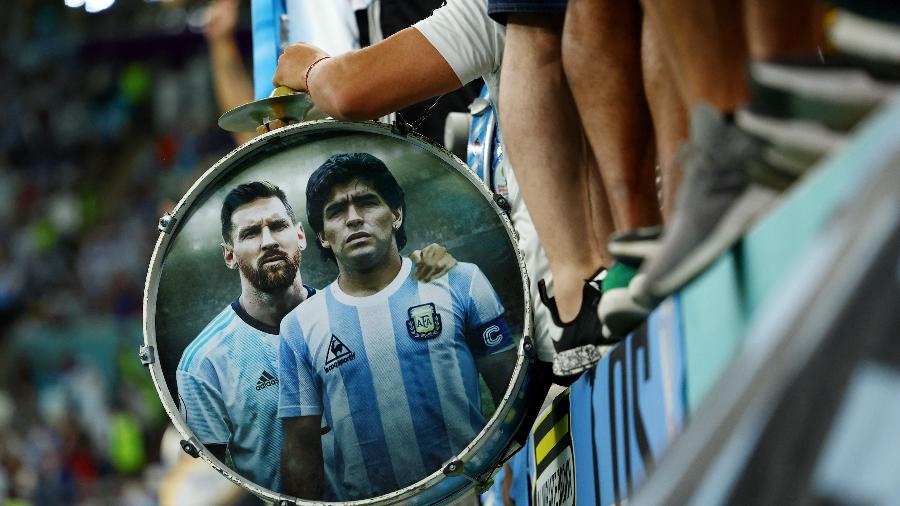 Torcedor traz foto de Messi e Maradona no bumbo - MOLLY DARLINGTON/REUTERS