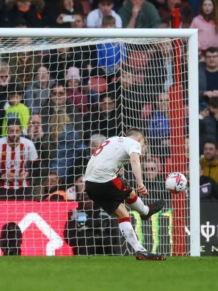 Ward-Prowse supera Forster para garantir empate emocionante em Southampton x Tottenham, no Campeonato Inglês - Paul Childs/Reuters