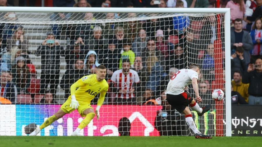 Ward-Prowse supera Forster para garantir empate emocionante em Southampton x Tottenham, no Campeonato Inglês - Paul Childs/Reuters