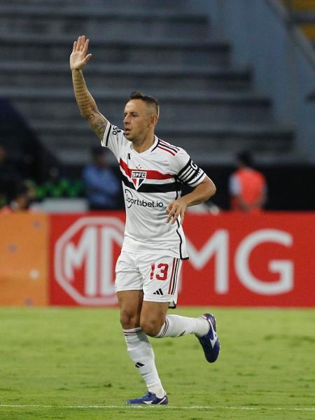 Rafinha, lateral do São Paulo, em ação contra o Tolima, pela Sul-Americana - Rubens Chiri/São Paulo