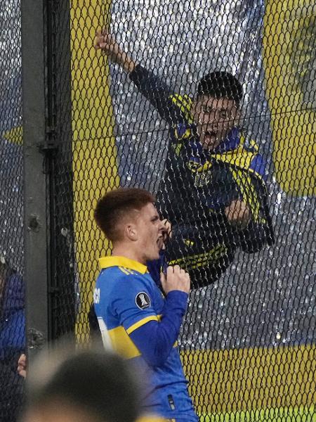 Valentín Barco comemora gol do Boca Juniors no famoso alambrado da Bombonera