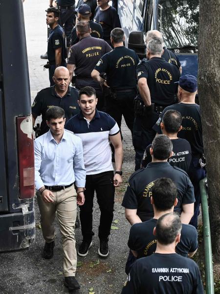Dois dos 12 jovens condenados pelo tribunal de Thessaloniki por terem participado da morte do torcedor Alkis Kampanos em 1º de fevereiro de 2022