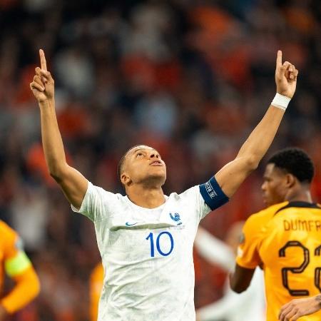 Kylian Mbappé comemora gol marcado na partida entre França e Holanda