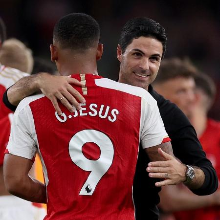 O técnico Mikel Arteta abraça Gabriel Jesus durante jogo do Arsenal
