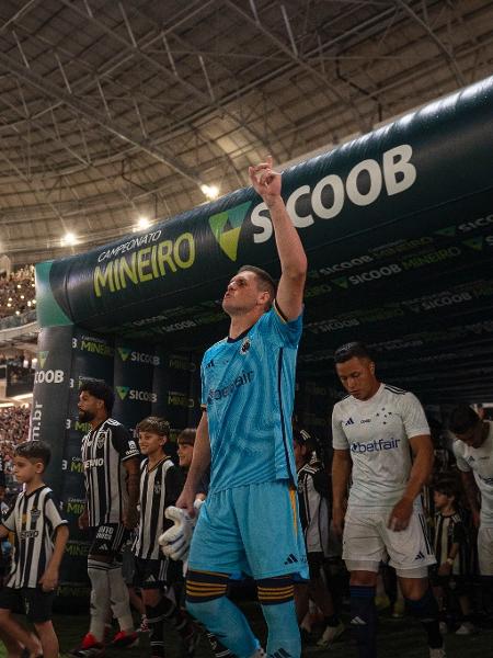 Equipe do Cruzeiro na entrada de campo para o clássico com o Atlético-MG, na Arena MRV