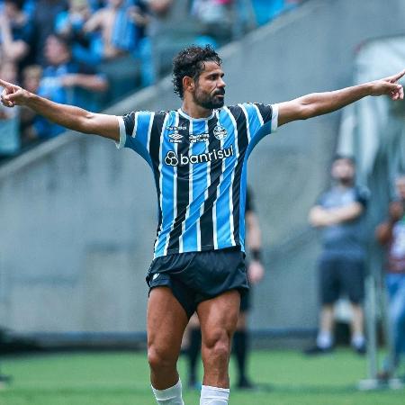 Diego Costa comemora gol em sua estreia pelo Grêmio