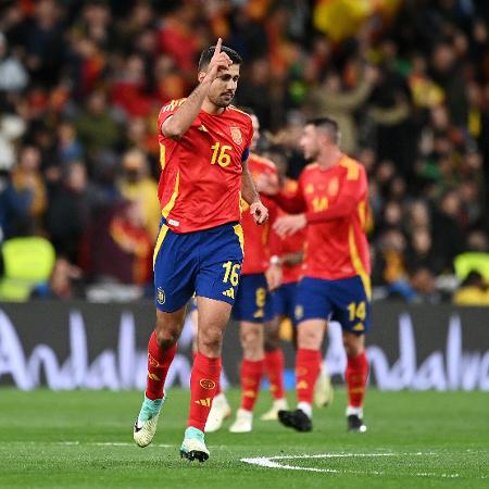 Rodri, da Espanha, comemora gol em amistoso contra o Brasil