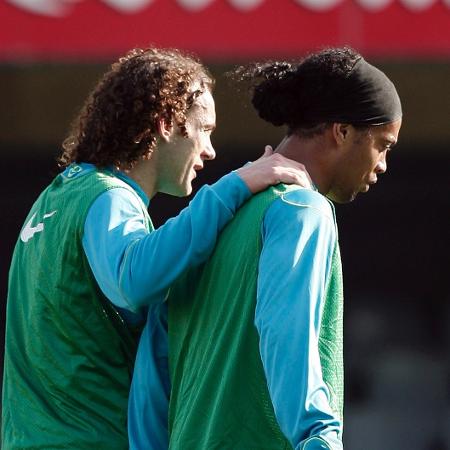 Gabriel Milito e Ronaldinho Gaúcho durante treino do Barcelona, em 2007