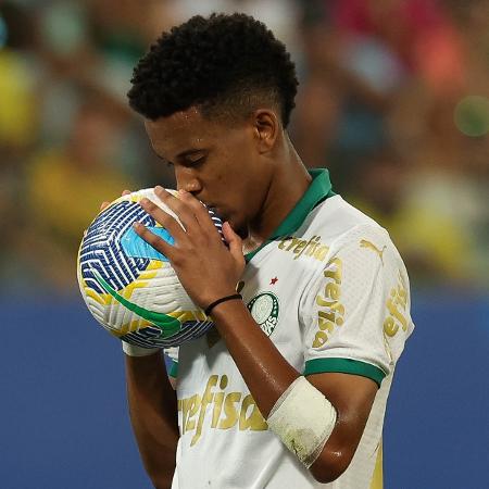 Estêvão beija bola antes de converter pênalti em Cuiabá x Palmeiras