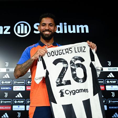 Douglas Luiz foi apresentado pelo clube italiano na manhã desta quarta-feira