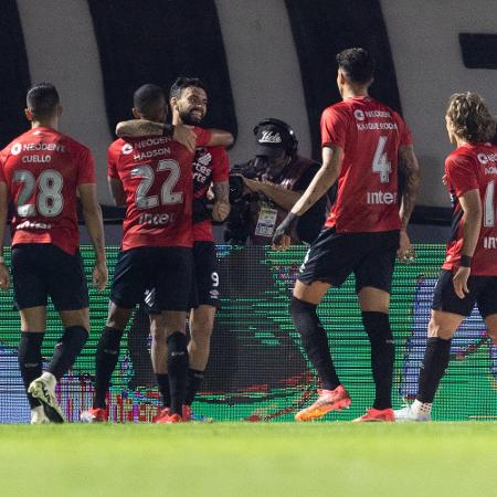 Jogadores do Athletico comemoram gol contra o Bragantino na Copa do Brasil