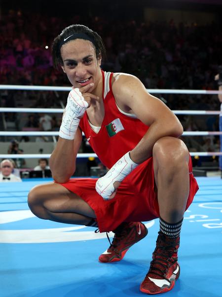 Imane Khelif comemora medalha de ouro no boxe feminino até 66kg nas Olimpíadas