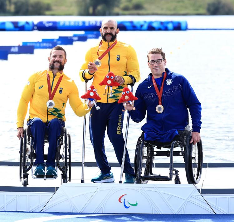 Fernando Rufino (ouro) e Igor Tofalini (prata) no pódio dos 200m, na classe VL2, nas Paralimpíadas de Paris