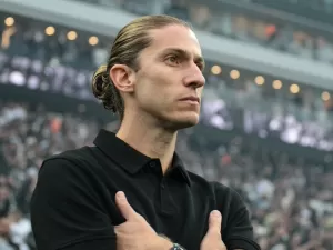 Filipe Luis explica mudança após expulsão e ataca arbitragem contra o Fla