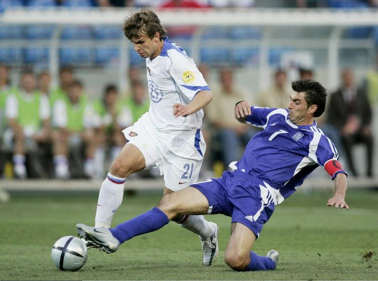 Aleksei Bugayev, zagueiro russo, em ação durante jogo contra a Grécia, pela Eurocopa de 2004