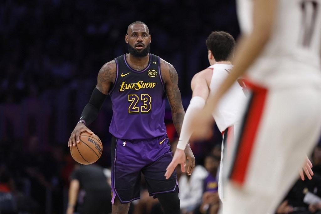 LeBron James em ação contra o Atlanta Hawks - undefined