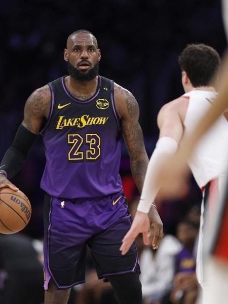 LeBron James em ação contra o Atlanta Hawks