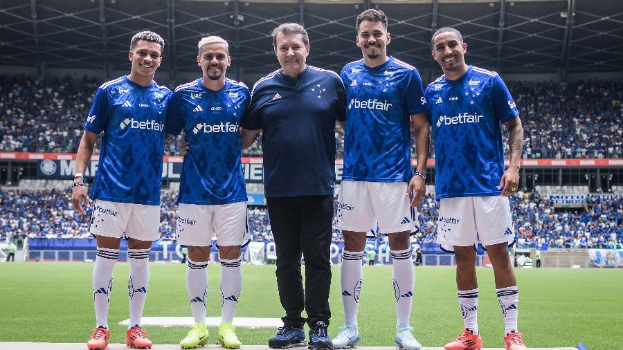 Rodriguinho, Fagner, Eduardo e Christian são apresentados pelo Cruzeiro