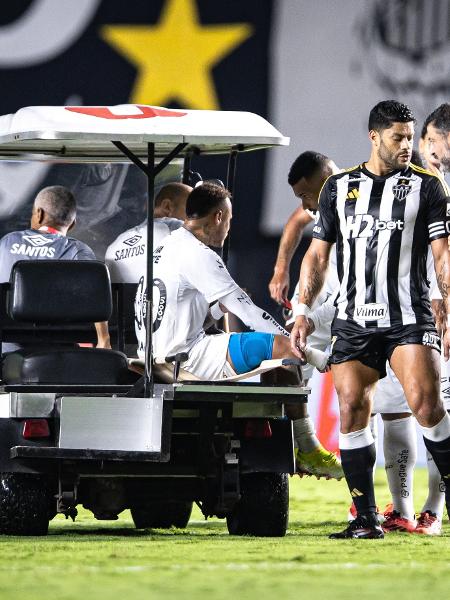 Neymar deixou Santos x Atlético-MG com dores na coxa Neymar deixou Santos x Atlético-MG com dores na coxa