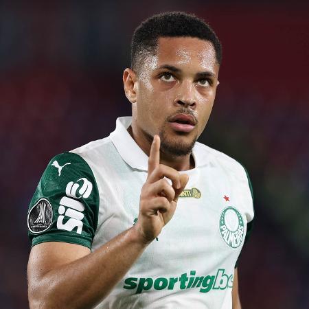 Vitor Roque, do Palmeiras, comemora gol contra o Cerro Porteño pela Libertadores