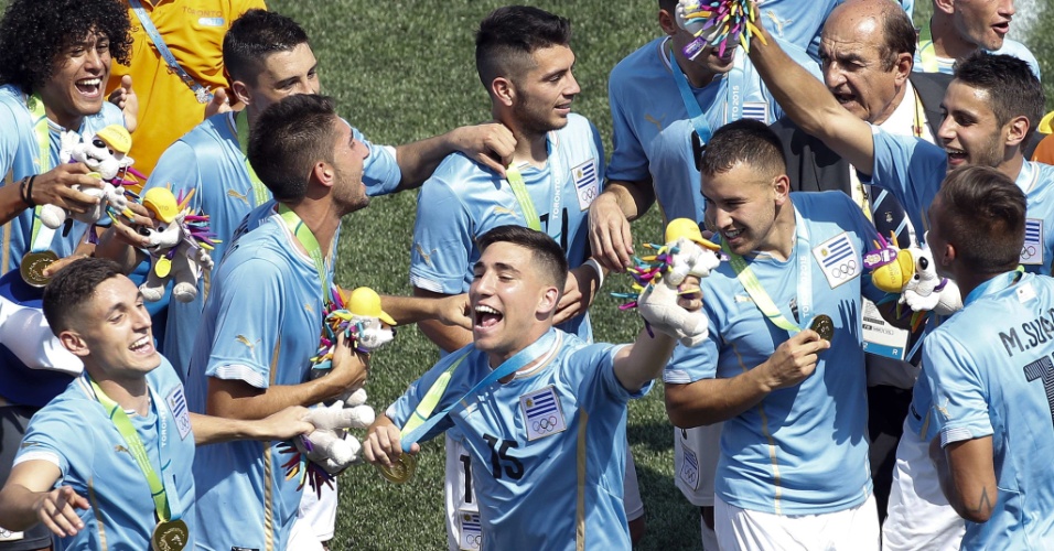 Uruguaios comemoram vitória contra o México e medalha de ouro no futebol no Pan