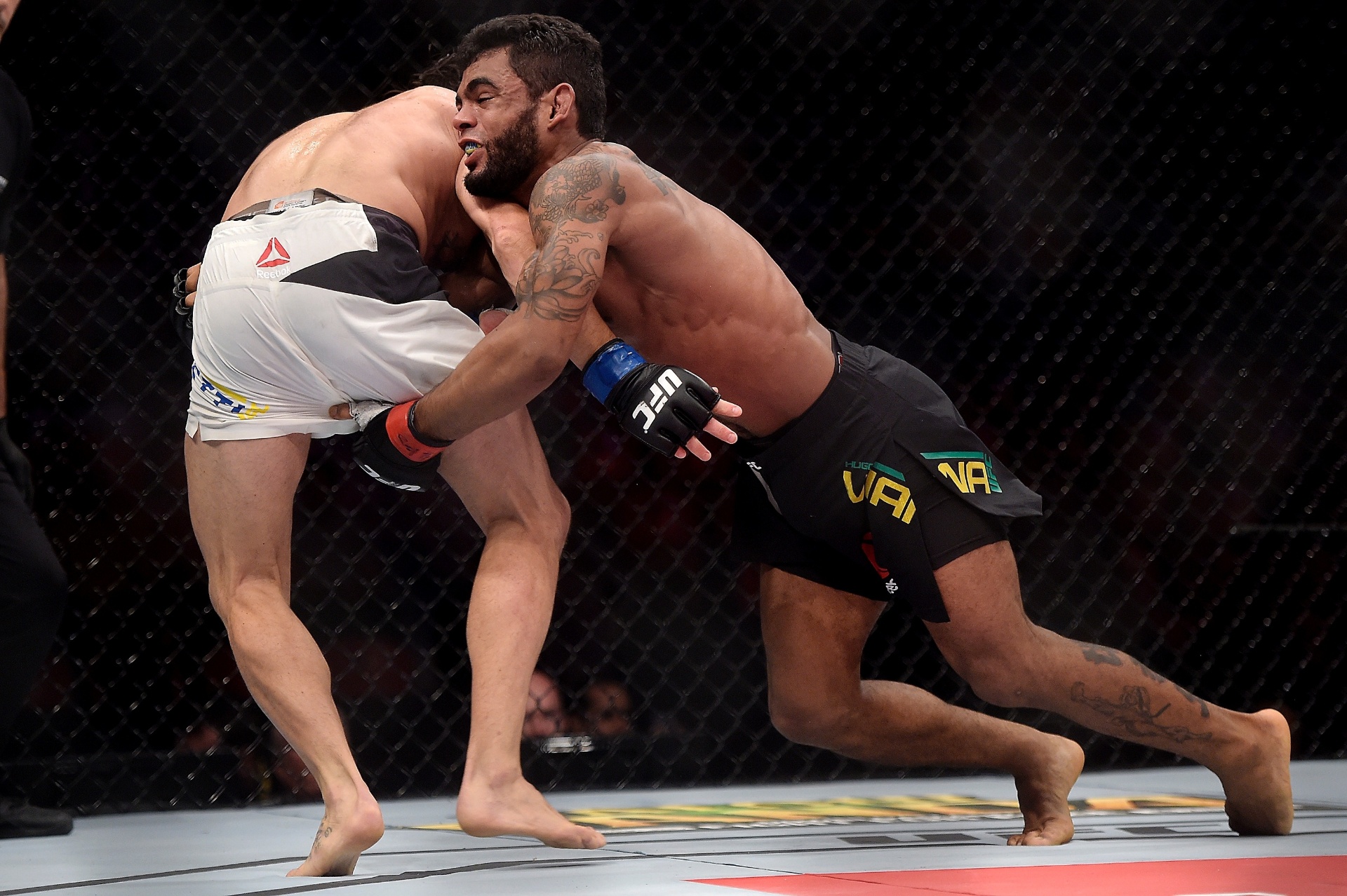 Hugo Wolverine (dir.) tenta derrubar Guido Cannetti, durante combate no UFC 190, neste sábado (1º) - Alexandre Loureiro/Inovafoto/UFC