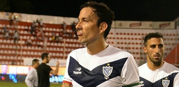 Nos últimos anos, volante de 27 anos atuou pelo Vélez, e deverá sem custos ao Cruzeiro - Divulgação/Vélez Sarsfield