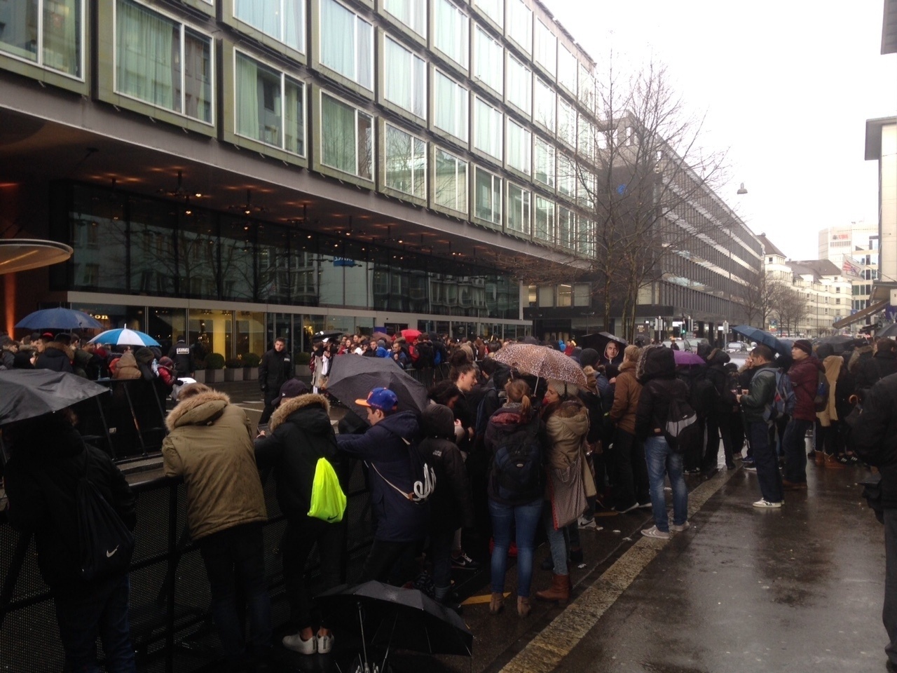 11.jan.2016 - Nem a chuva parece espantar os fãs, que se aglomeram poucas horas antes do início da premiação da Bola de Ouro - João Henrique Marques/UOL