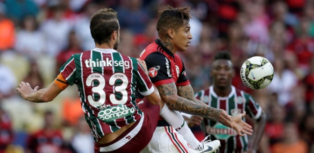 Guerrero e Henrique disputam uma bola no Fla-Flu da decisão do Carioca