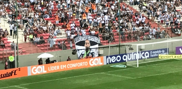 Torcida do Atlético-MG levou bandeira com imagem do volante Pierre, agora no Fluminense - Victor Martins/UOL Esporte - Victor Martins/UOL Esporte