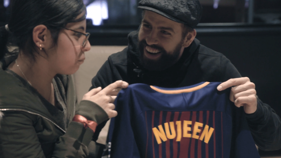 Piqué conversa com a refugiada Nujeen, que fugiu de Aleppo em um barco com a cadeira de rodas - reprodução/FC Barcelona