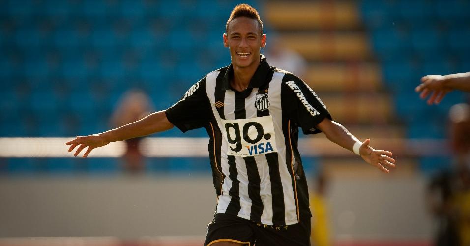 Atacante Neymar comemora gol marcado durante a vitória do Santos por 2 a 1 sobre o São Paulo, na Arena Barueri, em Barueri , em fevereiro de 2010