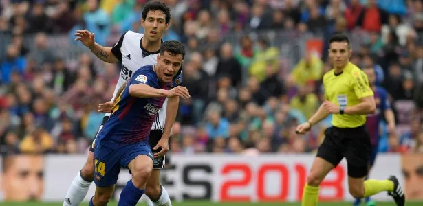 Coutinho, do Barça, tenta passar pela marcação de Parejo, do Valencia - Lluis Gene/AFP - Lluis Gene/AFP