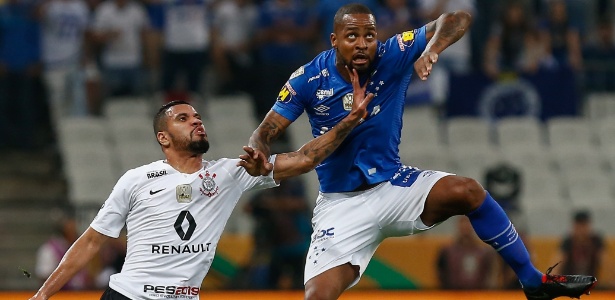 Dedé disputa pelo alto durante final entre Corinthians e Cruzeiro - Marcello Zambrana/AGIF