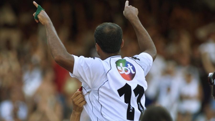 Romário, principal estrela do time campeão nacional em 2000, saúda a torcida com o logotipo do SBT às costas - Antônio Gaudério/Folhapress