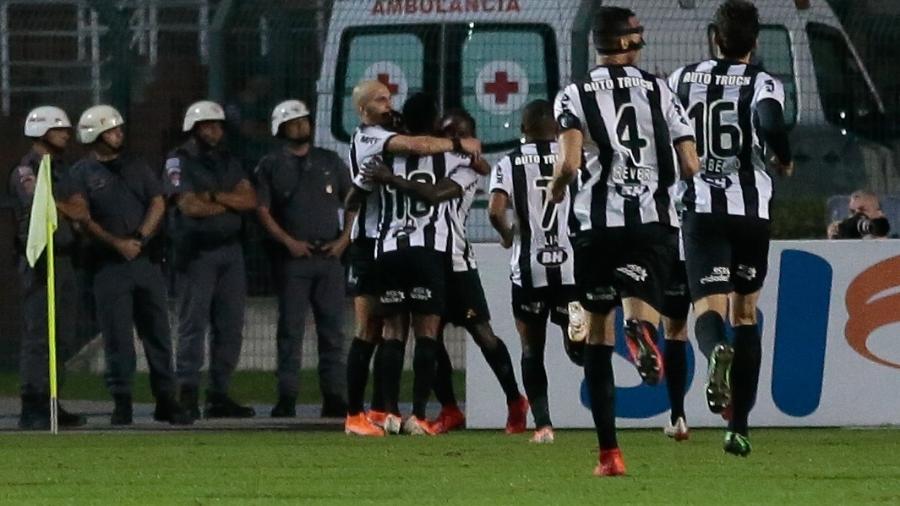 Após vitória de virada na noite de ontem, Galo pegará novamente o Santos, agora pelo Brasileiro - Marcello Zambrana/AGIF
