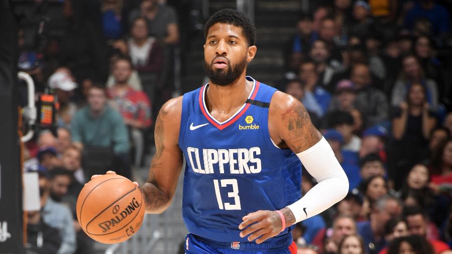 Paul George durante jogo entre Los Angeles Clippers e New York Knicks - Andrew D. Bernstein/NBAE via Getty Images