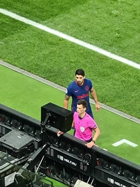 Luiz Suárez, do Atlético de Madri, "espiona" VAR em jogo da Liga dos Campeões - Reprodução/Twitter