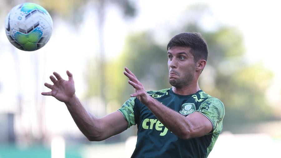 O zagueiro Benjamín Kuscevic, durante treino do Palmeiras na Academia de Futebol - Cesar Greco