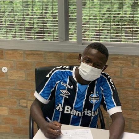 Ganael Gary, menino haitiano de 15 anos, assinou contrato com o Grêmio - Reprodução