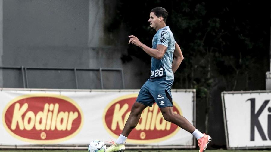 Lucas Veríssimo em treino pelo Santos  - Ivan Storti