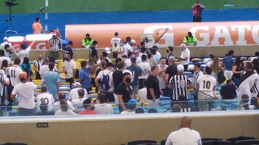 Maracanã tem público aglomerado na arquibancada e tirando as máscaras