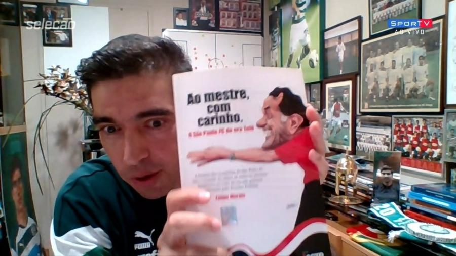 Abel Ferreira mostra livro de Telê Santana - Reprodução / SporTV